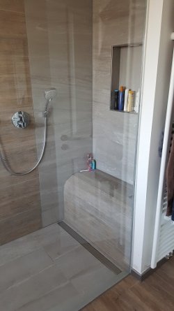 Holzvertäfelung in der Dusche