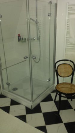 Bei der Dusche wird der Platz optimal genutzt 